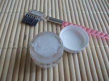 PIĘKNE RZĘSY ;) 
Olejek rycynowy mieszamy ze zwykłą wazeliną kosmetyczną. Możemy zastąpić wazelinę np. olejem kokosowym. Sama wazelina pogrubia i uelastycznia rzęsy, zmieszana z...