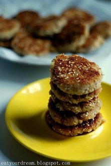 KOTLETY Z MŁODEJ KAPUSTY I KASZY GRYCZANEJ Składniki: - ½ główki młodej kapusty, - 200 g kaszy gryczanej, - 1 cebula, - 2 jajka, - bułka tarta, - olej, - pieprz, sól Wykonanie: ...