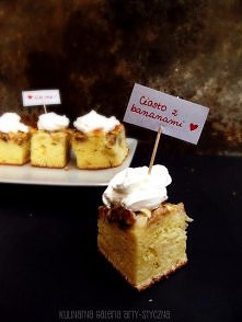Puszyste ciasto z bananami i bitą śmietaną