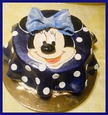 Tort Minnie z wielką błyszczącą kokardą.
tortywalentyny.blog.pl