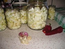 KISZONA CUKINIA

Składniki:
- 1 kg kabaczków, cukinii lub patisonów,
- 2 łyżki soli,
- 1 łyżeczka cukru,
- 3 listki laurowe,
- kilka ziarenek pieprzu,
- kilka ziarenek ziela ang...