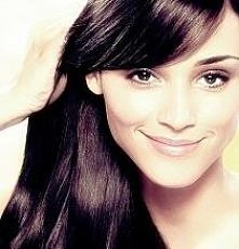 Lśniące włosy domowym sposobem, czyli laminowanie.
Potrzebujemy:
-żelatynę
-odżywkę do włosów
-ciepłą wodę
Dużą łyżkę żelatyny rozpuszczamy w dwóch dużych łyżkach gorącej wody.C...