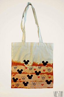 Barwiona torba z ręcznie wykonanym motywem.