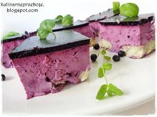 Jagodowa kostka
Składniki (na formę 24 x 28 cm):

    podłużne biszkopty (ja użyłam takich posypanych cukrem)
    listki mięty do ozdoby


    Masa jogurtowa:
    1200 g jogurtu...