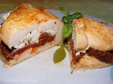 Kieszonki z fetą i suszonymi pomidorami. Mniam :)