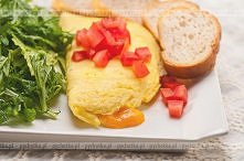 Omlet z tuńczykiem konserwowanym pomidorem i papryką