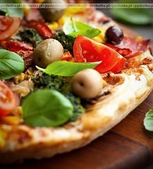 Pizza z fenkułem, pomidorami i szynką