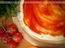 Pizza z jajkami, szynką i pomidorami