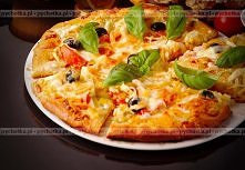 Pizza z anchois oliwkami i ...