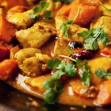 Curry z kurczakiem i dynią  
Z żurawiną i cynamonem.