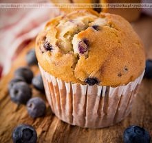 Muffiny z malinami jagodami jeżynami itp