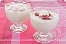 Pudding z truskawkowym sosem