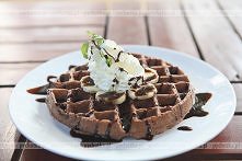 Gofry czekoladowe z owocami