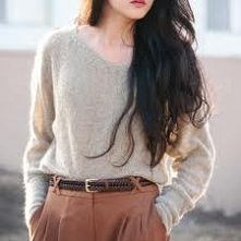 może i całości nie widać,ale połączenie szarego swetra i brązowych spodenek jest boskie ;)