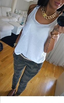 Biała bokserka i masywny naszyjnik - efekt na 5!