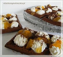 "GOFRY KAKAOWE Z KONFITURĄ BRZOSKWINIOWĄ I BITĄ ŚMIETANĄ

Składniki (na 16 sztuk) :
25 dag mąki 
20 dag cukru
0,5 szklanki wody
2 czubate łyżki kakao
20 dag masła
4 jajka
2...