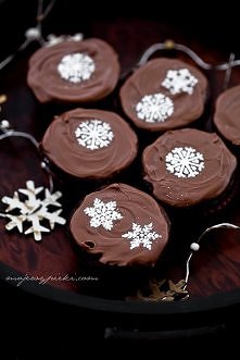 Babeczki czekoladowo-korzenne z powidłami i cynamonem