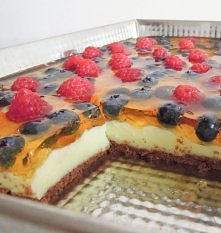 Mamy teraz sezon na maliny i borówki, dobrze byłoby to wykorzystać w prostym i pysznym cieście :)
Aby poznać przepis należy kliknąć w zdjęcie.