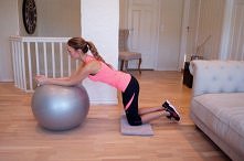 blogerka ćwiczy z piłką