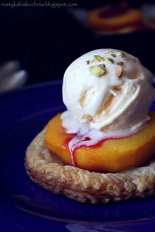 Brzoskwinie pieczone na cieście francuskim i lody śmietankowe :)