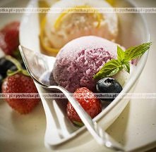 Lody schowane w owocach