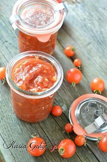 CHUTNEY Z POMIDORÓW Składniki: - 1 kg pomidorów, - 2 duże cebule, - 5 ząbków czosnku, - 3 cm imbiru grubości kciuka, - 1 papryczka chili bez pestek, - 1 łyżeczka kminu rzymskieg...