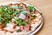 pizza with prosciutto, arug...