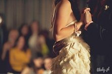 I śniła, że tańczy.. 
A on ukradkiem bije brawo ; )