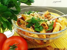 .Penne z sosem o smaku pizzy.

.Czego potrzeba?.  dla 5 osób
500 g makaronu penne z pszenicy durum
2 średnie cebule
3 ząbki czosnku
14 dużych pieczarek
2 papryki czerwone
2 pusz...