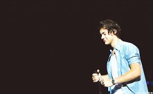 Harry uważa że jedna z najbardziej romantyczniejszych rzeczy jaką mógłby zrobić z dziewczyną jest kąpiel z nią z płatkami róż i świeczkami. <3 gif