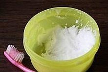 BIAŁE ZĘBY! mój dentysta rzeczywiście powiedział mi o tym. użyć trochę pasty, wymieszać w jednej łyżeczki sody plus jedna łyżeczka wody utlenionej, pół łyżeczki wody. dokładnie ...
