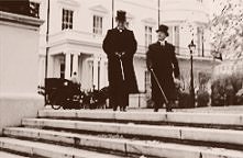 Jeremy Brett i Edward Hardwicke. Chcesz zobaczyć pełny set? Jest boski! Kliknij w zdjęcie a przekieruje Cię ono na stronę. :)