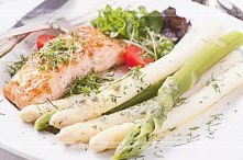 Filet z dzikiego łososia pieczony w folii ze szparagami