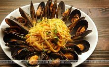 Spaghetti z małżami i sosem pesto