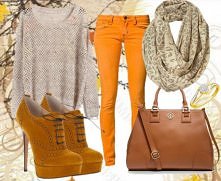 Miodowe spodnie i beżowa gó...