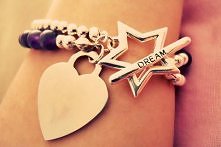 "A zatem patrzymy na siebie z oddali i kochamy się wzajemnie. Ja daję jej ciepło i życie, a ona daje mi rację bytu."


 Paulo Coelho, "Alchemik"