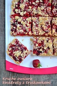 Kruche owsiane kwadraty z truskawkami
