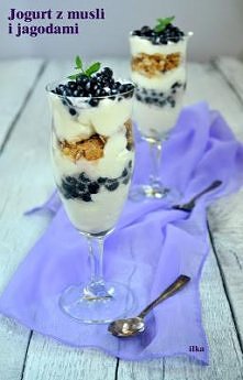 Jogurt z musli i jagodami