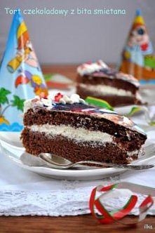 Tort czekoladowy z bitą śmietaną