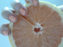 paznokcie zrobiłam z nudów, a niespodziewaną zbieżność kolorów z grejpfrutem odkryłam gdy poczułam na nie chęć ^^ :D