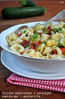 Sałatka makaronowa z suszonymi pomidorami i mozzarellą