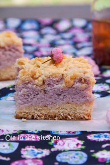 Ciasto jogurtowe

Składniki: 

•	3 szklanki mąki 
•	200 g masła 
•	5 jajek 
•	1 szklanka cukru 
•	800 ml jogurtu owocowego np: jagodowy, truskawkowy, owoce leśne 
•	1 budyń mali...