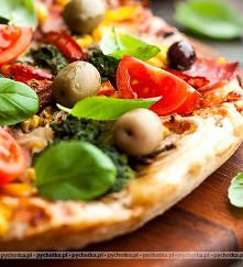 Pizza z pieczoną wieprzowiną oliwkami i pomidorkami