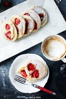 Placki jogurtowe z truskawk...