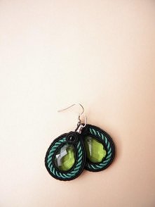 Czarno zielone kolczyki sutasz