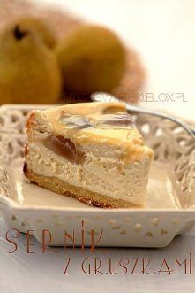 Sernik z gruszkami w białej czekoladzie