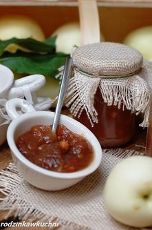 DŻEM JABŁKOWY Z ORZECHAMI

Składniki:
- 5 kg dojrzałych jabłek,
- 1 ½ kg cukru,
- 30 dag kandyzowanej skórki pomarańczowej,
- 20-40 dag orzechów włoskich

Wykonanie:
Umyte jabłk...