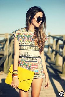 Wzorzysta neonowa sukienka