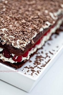 tort stracciatella z malinami