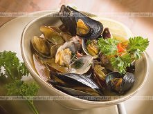 Małże w sosie winnym